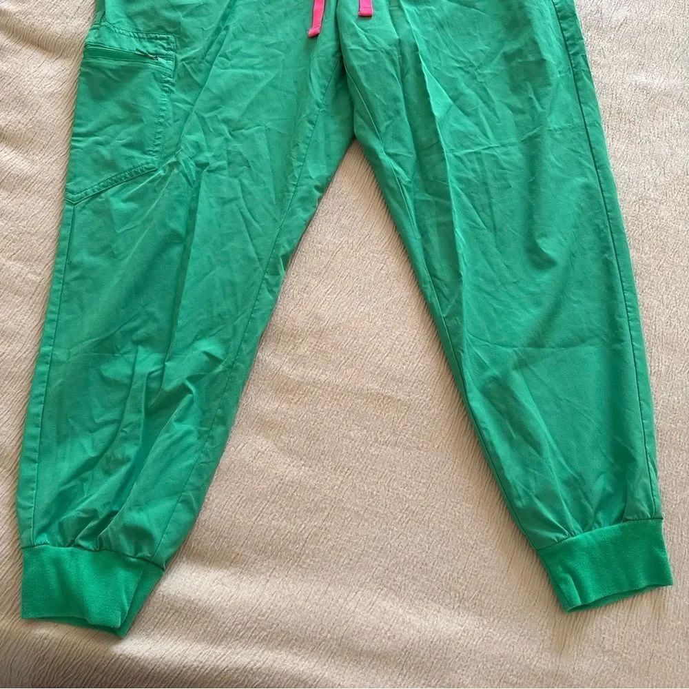 FIGS Women’s Scrub set - Picture 9 of 13